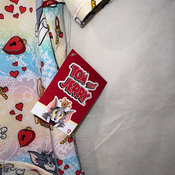 NWT Tom & Jerry Valentine Scrub Top V-Neck Size Small - Picture 7 of 10